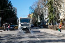 Sepsiszentgyörgyön az utcák folyamatos locsolásával enyhítik a kánikulai forróságot