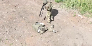 Fejbe lőtte sebesült társát egy orosz katona, majd tovább sétált (VIDEÓ)