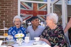 Négyen hatoltak be a brit miniszterelnök rezidenciájába – őrizetben vannak