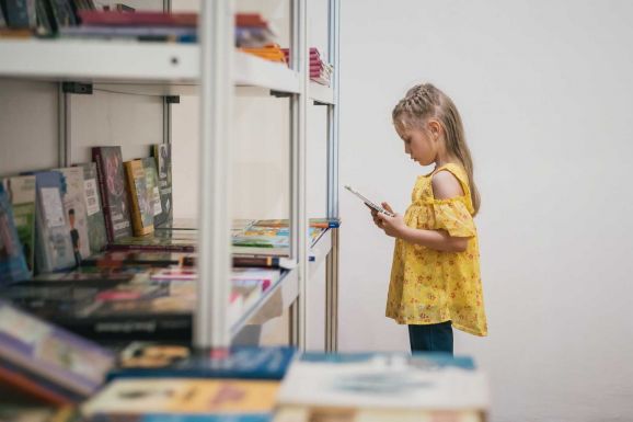 „A jövő nem a lövészárkokban fog eldőlni, hanem a könyvtárakban” – Megnyitották a 13. Kolozsvári Ünnepi Könyvhetet