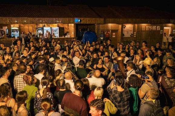 Indiai kavalkád, chilei dj és erdélyi népzene a mérai csűrben – Velük találkozhatunk a Méra Világzenei Csűrfesztiválon