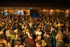 Indiai kavalkád, chilei dj és erdélyi népzene a mérai csűrben – Velük találkozhatunk a Méra Világzenei Csűrfesztiválon