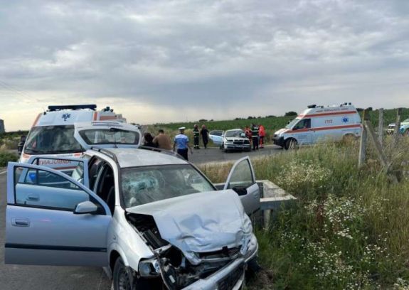 Két gépkocsi ütközött – egy személy életét veszítette, négyen megsérültek