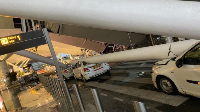 Várakozó autókra omlott az újdelhi repülőtér tetejének egy része, egy ember meghalt, többen megsérültek