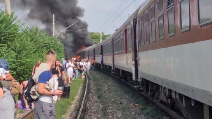 Autóbusszal ütközött egy gyorsvonat, többen meghaltak (VIDEÓ)