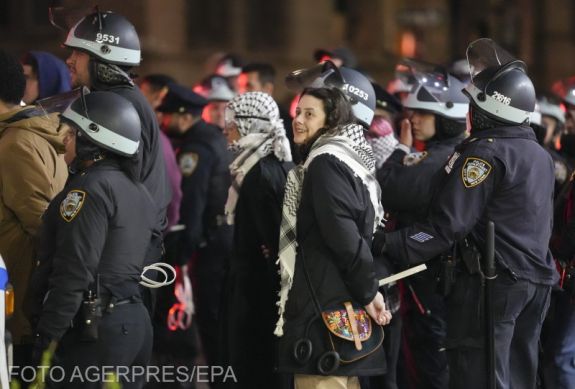 FRISSÍTVE: Rohamrendőrökkel „vették be” a Columbia Egyetemet – őrizetbe vették a palesztinpárti tüntetőket