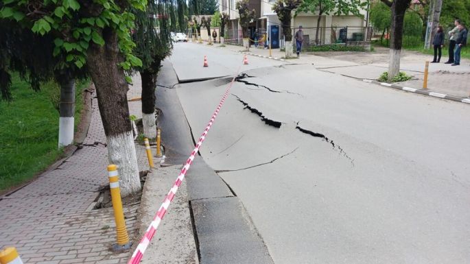 Beszakadt úttest Slănicon: még több lakó kényszerül otthona elhagyására