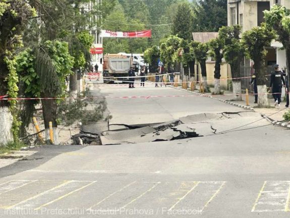 Még egy tömbházat evakuálnak Slănicon, ahol beszakadt az úttest
