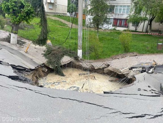 Beomlott utca Slănic-en: még pénteken betömhetik a krátert, de azt nem tudni, a lakók mikor térhetnek vissza otthonaikba