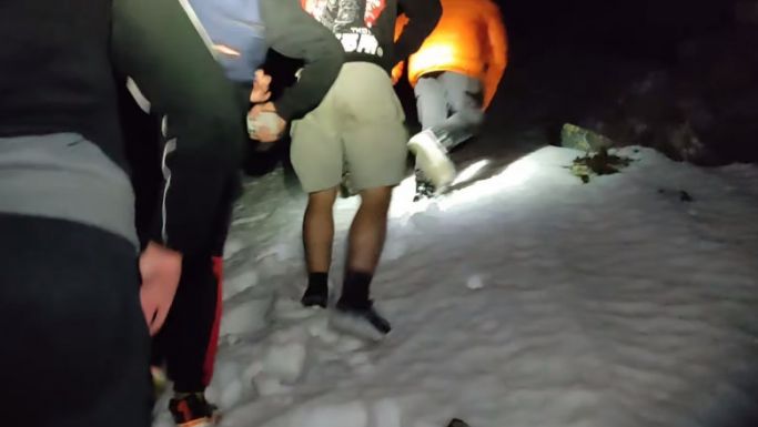 Rövidnadrágban és sportcipőben indult el a havas hegyre négy fiatal (VIDEÓ)