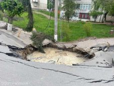 Beomlott utca Slănic-en: még pénteken betömhetik a krátert, de azt nem tudni, a lakók mikor térhetnek vissza otthonaikba 