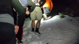 Rövidnadrágban és sportcipőben indult el a havas hegyre négy fiatal (VIDEÓ)