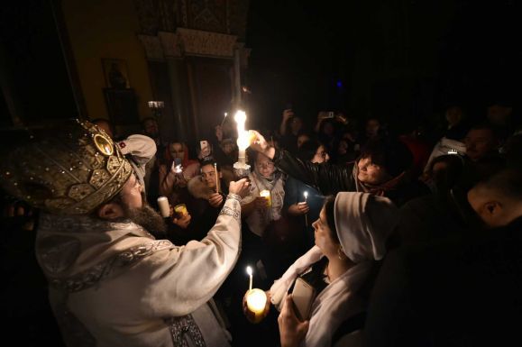 Koraeste érkezik meg Jeruzsálemből a szent láng