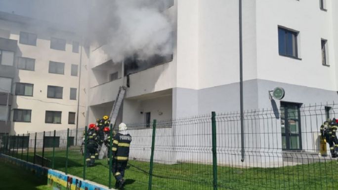 Robbanás, majd tűz keletkezett egy ottfeledett gyertya miatt