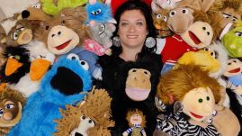 „A muppet bábokkal minden gyerek beszélni akar” – Elvarázsolja a román foglalkozásokon az ovisokat a bábozó marosvásárhelyi óvónő