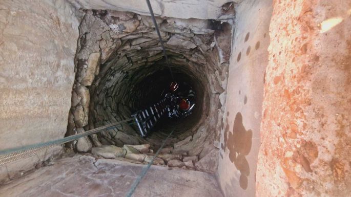 Kútba esett egy 63 éves férfi, a tűzoltók mentették ki