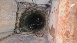 Kútba esett egy 63 éves férfi, a tűzoltók mentették ki