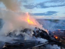 Egy kisfiú felgyújtotta a nagyszülei udvarán tárolt takarmányt