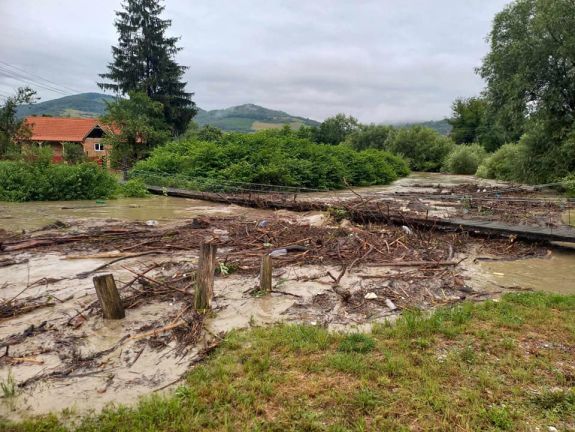 A Kis-Küküllő áradása miatt szünetel a vasúti közlekedés Hosszúmező és Kiskapus között