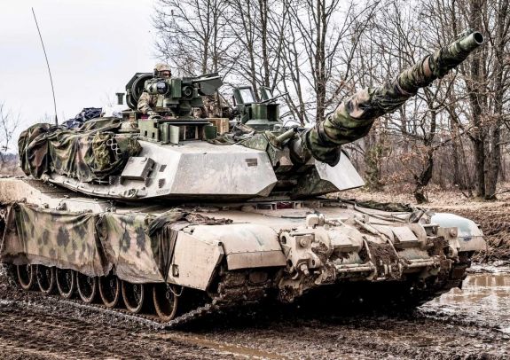 Iohannis szerint többet kell áldozni fegyvergyártásra – Románia a GDP 2,5 százalékát fordítja védelemre