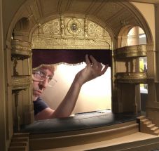 Bagossy Levente színházi-makett kiállításával nyílik az Új Színházi Fesztivál Aradon