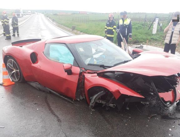 Ripityára tört egy Ferrari Torda és Kolozsvár között