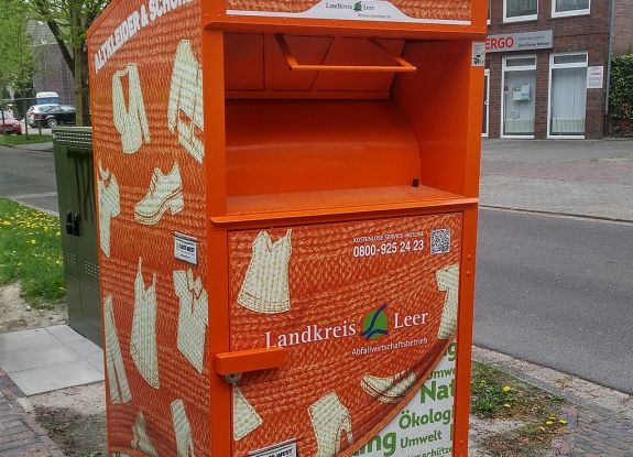 Meghalt egy 23 éves román állampolgár Olaszországban – Beszorult a használtruhás konténerbe