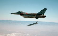 Újabb fegyverüzlet: korszerű amerikai rakétákkal szerelik fel a román légierő F-16-osait