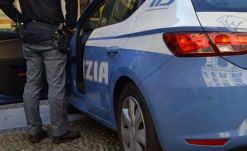 Tüzet nyitott egy rendőr a kövekkel dobálózó bedrogozottra