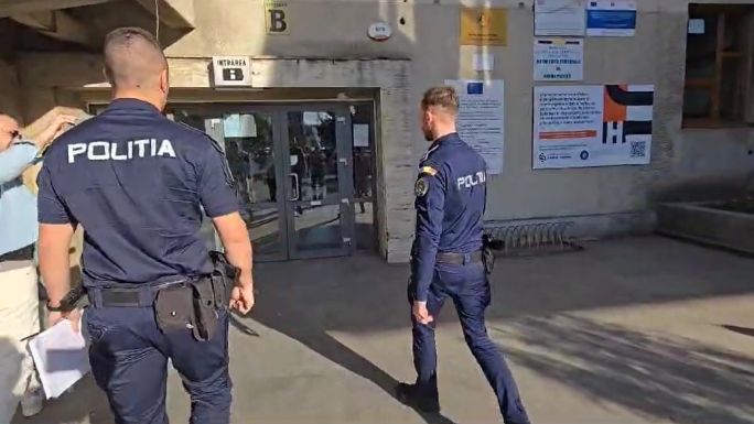 Botrány: bezárták egy folyosóra az újságírókat, akik részt akartak venni a PNL kampányrendezvényén