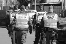 Hamis ruhákat, parfümöket találtak egy romániai furgonban a magyar pénzügyőrök