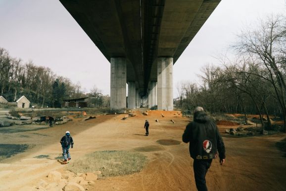 Öt fiatalt gyanúsítanak gyilkossággal: ledobtak egy csatornafedelet a hídról, meghalt egy kamionsofőr