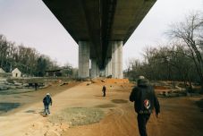 Öt fiatalt gyanúsítanak gyilkossággal: ledobtak egy csatornafedelet a hídról, meghalt egy kamionsofőr