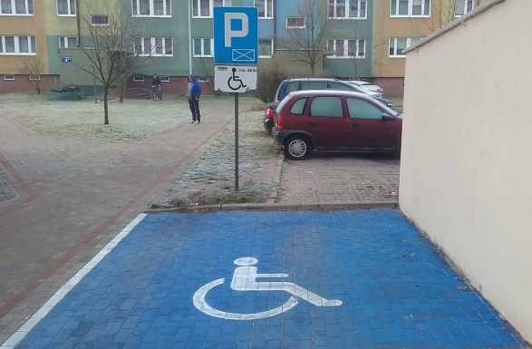 Egészségesek élnek vissza a fogyatékosoknak kiállított parkolási kártyákkal
