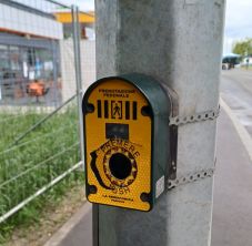 Összetörte egy sepsiszentgyörgyi átjáró vezérlőjét a türelmetlen gyalogos