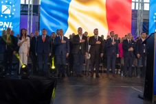 Egy „mélyállam” által madzagon rángatott roncsderbi - így jellemzi az elemző a romániai kampányt 