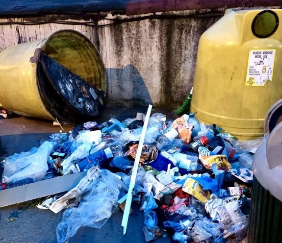 Sepsiszentgyörgyön mindennapos, hogy visszaváltható palackokért rongálják a konténereket