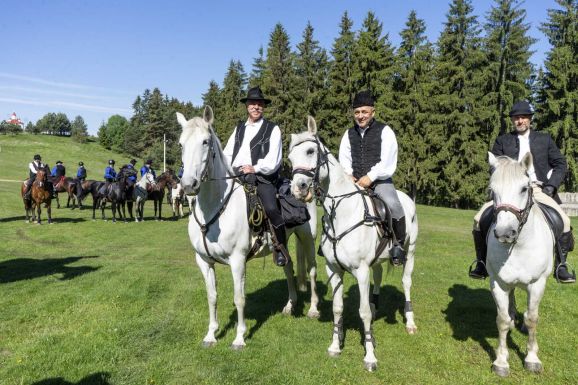 Lovas és gyalogos zarándokok indultak Háromszékről Csíksomlyóra