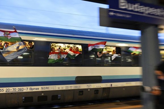 Péntek hajnalban elindult a Székely Gyors és a Csíksomlyó Expressz Erdélybe (VIDEÓ)