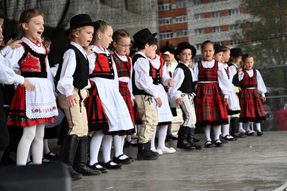 Közel 1400 fiatal járta közösen a táncot Csíkszereda főterén
