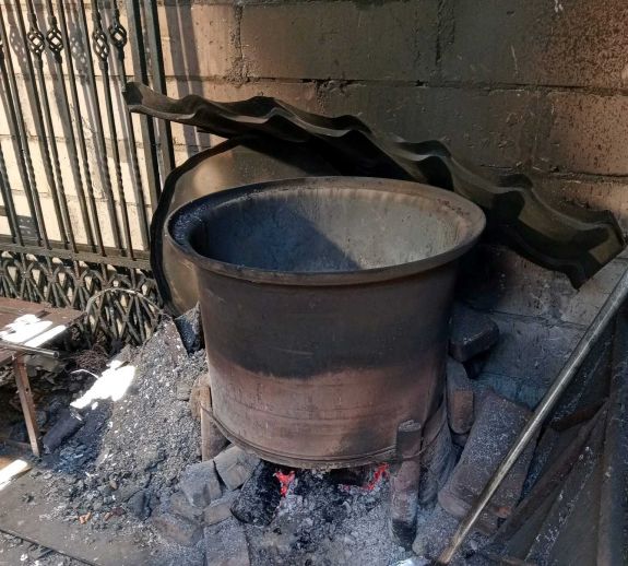 Megbírságolta a környezetőrség a romák önjelölt királyait, mert ólmot olvasztottak (VIDEÓ)