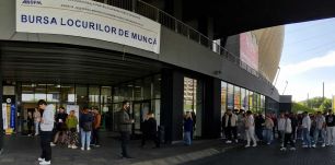 Több százan kötöttek munkaszerződést a pénteki állásbörzéken