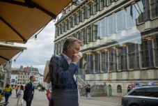 A belga kormányfő feljelentette a rádióst, aki a „levadászására