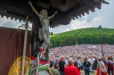 Százezreket várnak a pünkösdi szertartásokra