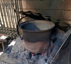 Megbírságolta a környezetőrség a romák önjelölt királyait, mert ólmot olvasztottak (VIDEÓ)