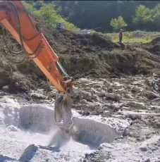Éjjel-nappal dolgoznak a parajdi sóbányánál a vízszivárgás megszüntetésén (VIDEÓ)