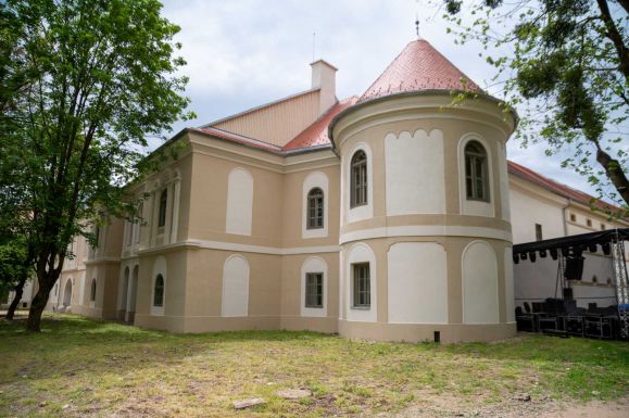 Ünnepélyes keretek között nyitotta meg kapuit a régi pompájában tündöklő gyalui várkastély