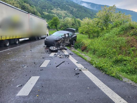 Súlyos baleset: egy személygépkocsi és egy kamion ütközött