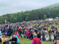 Folyamatosan érkeznek a zarándokok a csíksomlyói nyeregbe