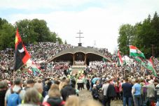 Százezrek érkeztek Csíksomlyóra a lelki megújulás reményében